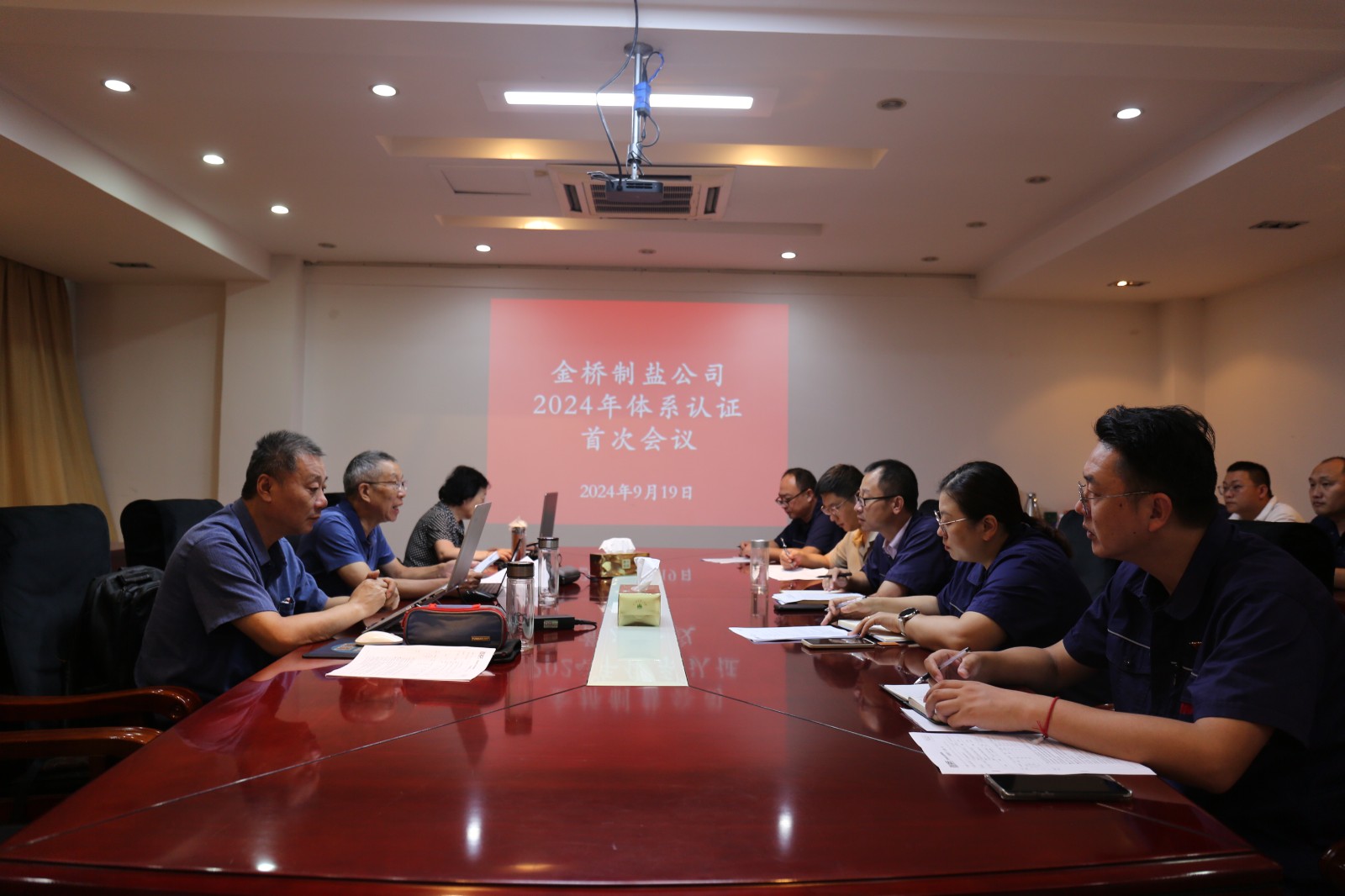 近日，金橋制鹽公司通過北京世標(biāo)認(rèn)證中心審核，給予食品安全管理體系、環(huán)境管理體系和職業(yè)健康安全管理體系認(rèn)證“保持認(rèn)證資格”的監(jiān)督審核結(jié)論，給予質(zhì)量管理體系認(rèn)證“再次注冊(cè)”的再認(rèn)證審核結(jié)論。通過審核，是對(duì)公司精細(xì)化管理成果的檢驗(yàn)，促進(jìn)公司內(nèi)控管理水平持續(xù)提升。（李曉月）